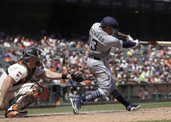 Machado pega jonrón para que Padres supere 3-1 a Gigantes