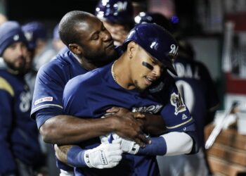 Orlando Arcia sale del bache con jonrón; Cerveceros supera a Rojos