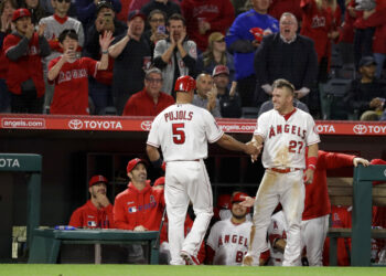 Doble de 3 carreras de Trout guía a Angelinos ante Azulejos