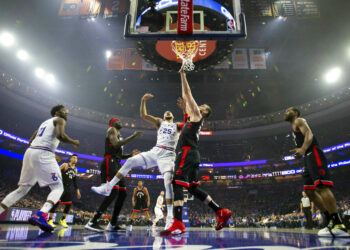 Embiid y 76ers aplastan a Raptors y toman ventaja de 2-1