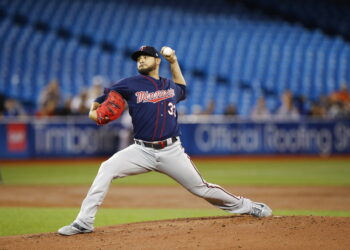 Martín Pérez llegó a cinco triunfos tras dominar a Toronto