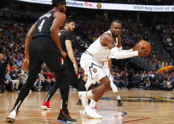 Nuggets ganan 124-98 a Trail Blazers para liderar la serie