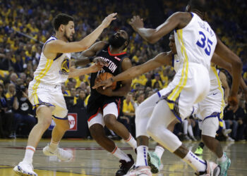 Warriors derrotan a Rockets pese a una lesión de Durant