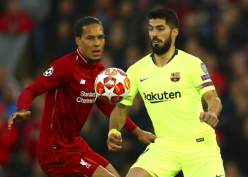 Luis Suárez se opera la rodilla a un mes de la Copa América