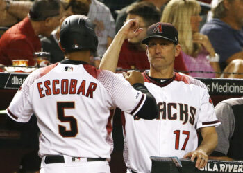 Diamondbacks ganan a Piratas con jonrones de Escobar, Walker