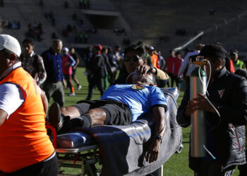 Bolivia: Muere árbitro tras desplomarse en partido de fútbol