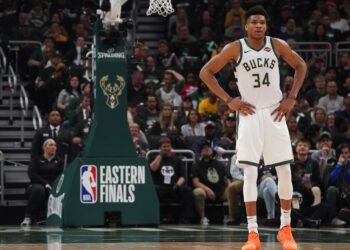Antetokounmpo y Harden encabezan equipos ideales de NBA