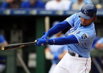 Mondesí y Reales atacan temprano para vencer 3-2 a Rays