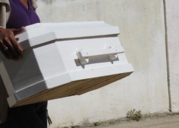Una niña murió tras ser lanzada  por su mamá a una quebrada