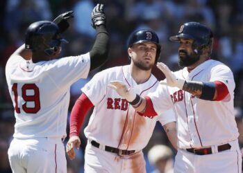 Jonrón de León encamina victoria de Boston ante Marineros