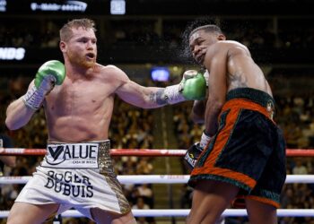 Saúl "Canelo" Álvarez derrota a Daniel Jacobs en pelea de unificación