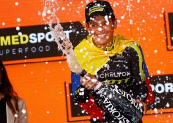 Chaves gana la 19na etapa del Giro, Carapaz sigue líder