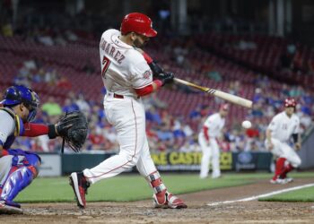 Con hit de Eugenio Suárez y bajo la lluvia, Rojos vencieron a Cachorros