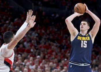 Jokic logra triple doble y Nuggets iguala serie con Blazers
