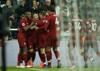 Sin Salah, Liverpool gana en la agonía y toma la punta de la Liga Premier inglesa