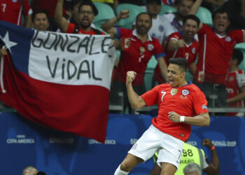 Con Alexis lesionado, el bicampeón Chile se mete en cuartos