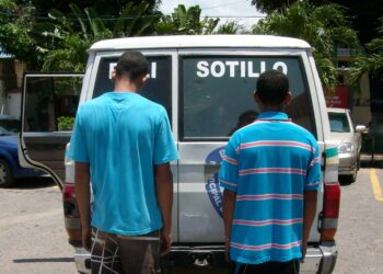Policía porteña  les puso “los ganchos” a  dos presuntos ladrones