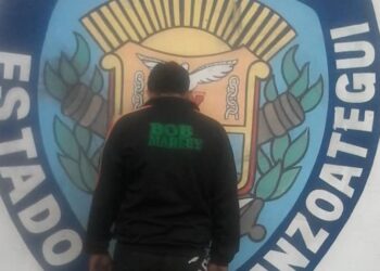 Policías del estado arrestaron a dos hombres con presunta droga