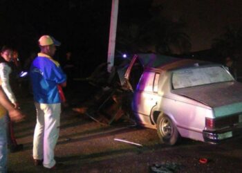 Un muerto y seis heridos dejó colisión de un carro contra poste