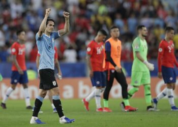 Cavani anestesia a Chile, Uruguay gana su grupo
