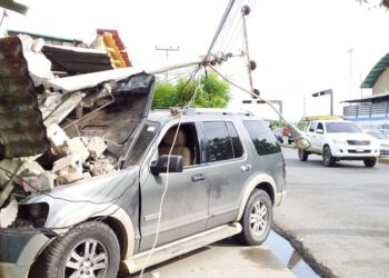 Una camioneta impactó contra un poste y dejó sin servicio de electricidad al sector Buenos Aires