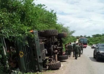 Siete milicianos resultaron lesionados en vuelco de convoy cerca de Clarines