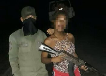Arrestaron a sargento por prestarle su fusil Ak103 a una amiga