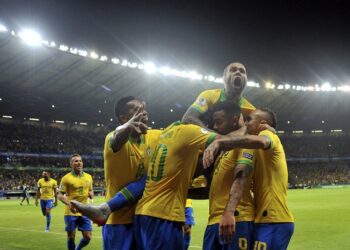 Con más pegada, Brasil doma a Argentina y es finalista
