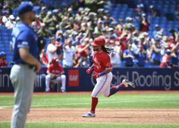 Galvis logra dos jonrones; Azulejos aplasta a Reales