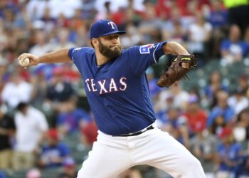 Lynn llega a su 12do triunfo y Rangers blanquea a Astros