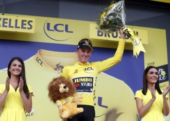 Teunissen gana 1ra etapa del Tour; Thomas choca al final