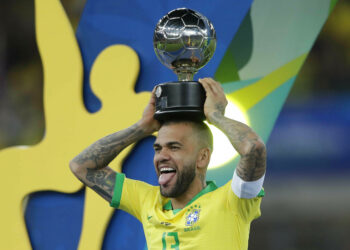 Dani Alves firma con el club brasileño Sao Paulo