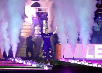 Miles de hinchas de Fiorentina reciben a Franck Ribéry