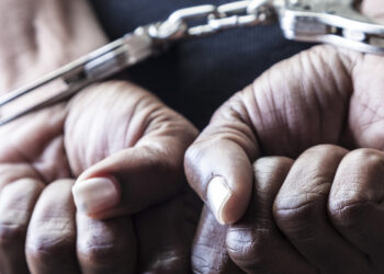 Policía del estado arrestó a un hombre por golpear a su mujer