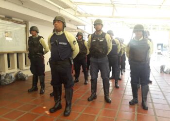 Continúa dotación de uniformes a oficiales de Polibolívar