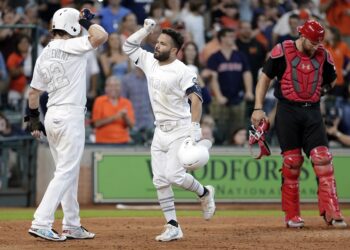 Altuve jonronea y Astros aplasta 11-2 a Angelinos