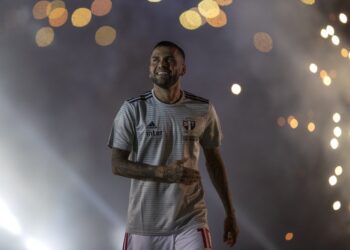 40.000 aficionados celebraron llegada de Dani Alves al Sao Paulo
