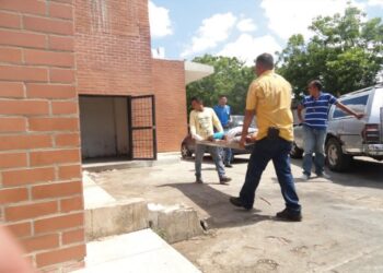 Un comerciante y un sargento fallecieron en vuelco de camioneta