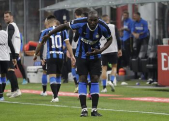 El Inter sigue perfecto tras vencer 2-0 al Milan