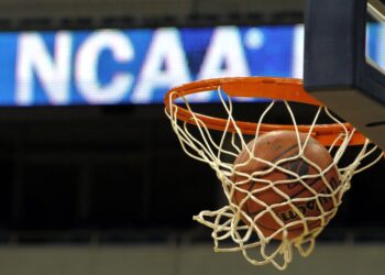 California aprueba polémica ley que autoriza ingresos para deportistas universitarios