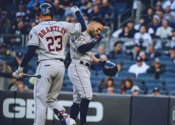Altuve iguala récord de cuadrangulares en postemporada con Houston