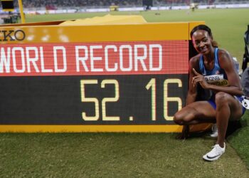 Dalilah Muhammad bate récord mundial de 400 metros con vallas