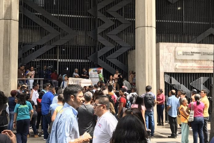 Bachilleres protestaron ante la Opsu para exigir respuestas - El Tiempo