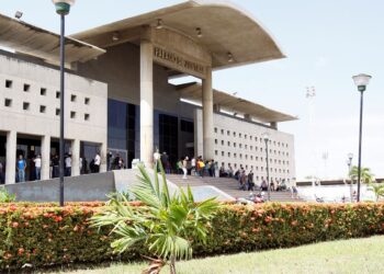 Policías detuvieron a un hombre por golpear a su hijo