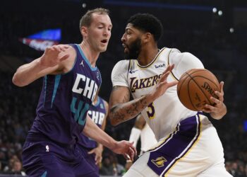 Davis y Howard dan victoria a Lakers sobre Hornets