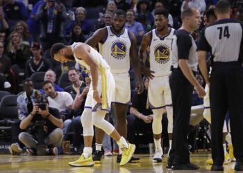 Stephen Curry se fractura mano; Warriors es aplastado de nuevo