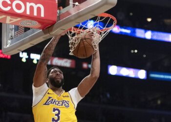 Davis suma 40 puntos y 20 rebotes en triunfo de Lakers