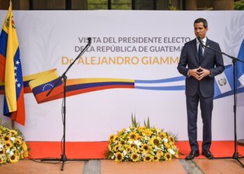 Guaidó calificó de absurda expulsión de Venezuela del presidente guatemalteco Alejandro Giammattei