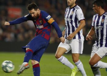 Messi da un recital y pone al Barcelona en la cima tras golear 5-1 al Valladolid