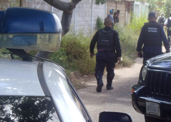 Le pusieron los ganchos a pareja de ladrones